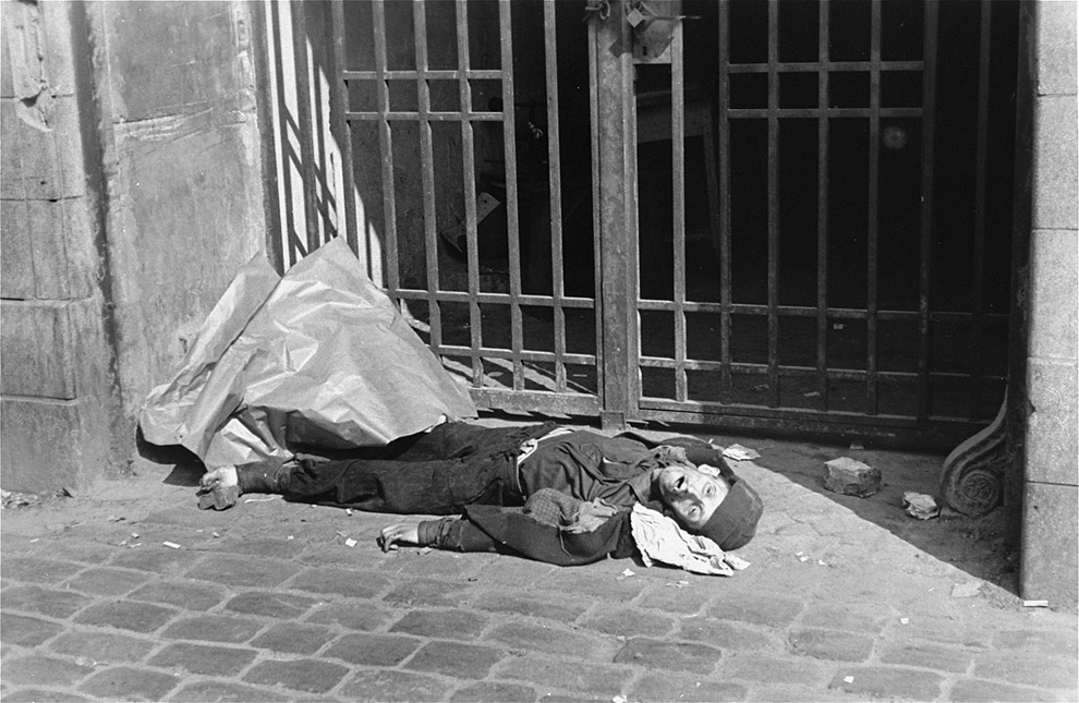 Труп жителя варшавского гетто, лежащий на тротуаре